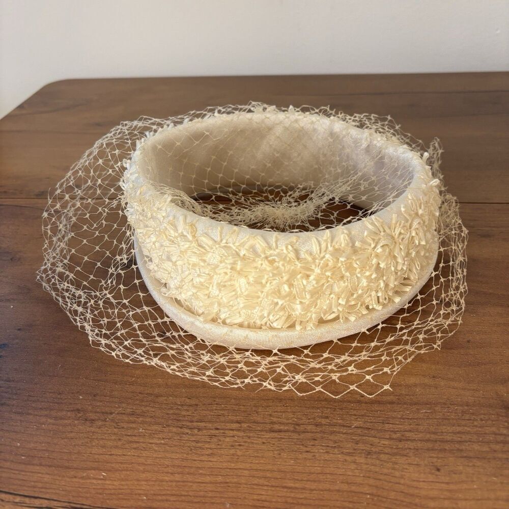 Vintage 1940s 1950s Pillbox Veiled Fascinator Woman’s Hat Crown Netting - Picture 3 of 11